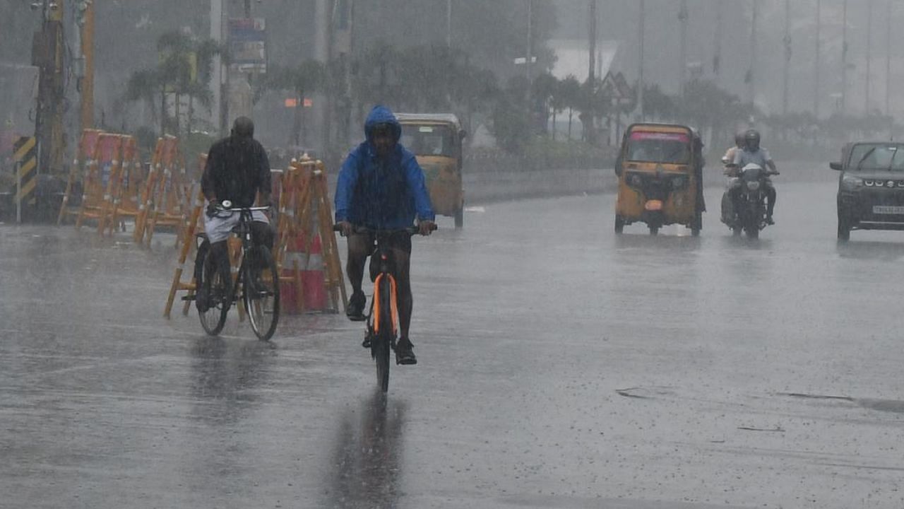 Tamilnadu Weather Alert: அடுத்த 2 நாட்களுக்கு மிக கனமழை எச்சரிச்சை.. எந்தெந்த மாவட்டங்கள் தெரியுமா?