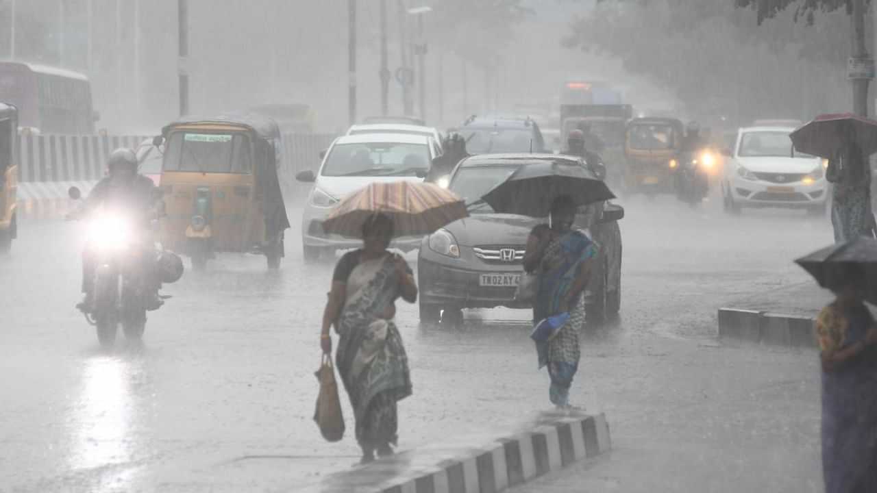 Tamilnadu Weather Alert: ரிமல் புயல் எதிரொலி.. தமிழகத்தில் 3 மாவட்டங்களுக்கு கனமழை அலர்ட்!