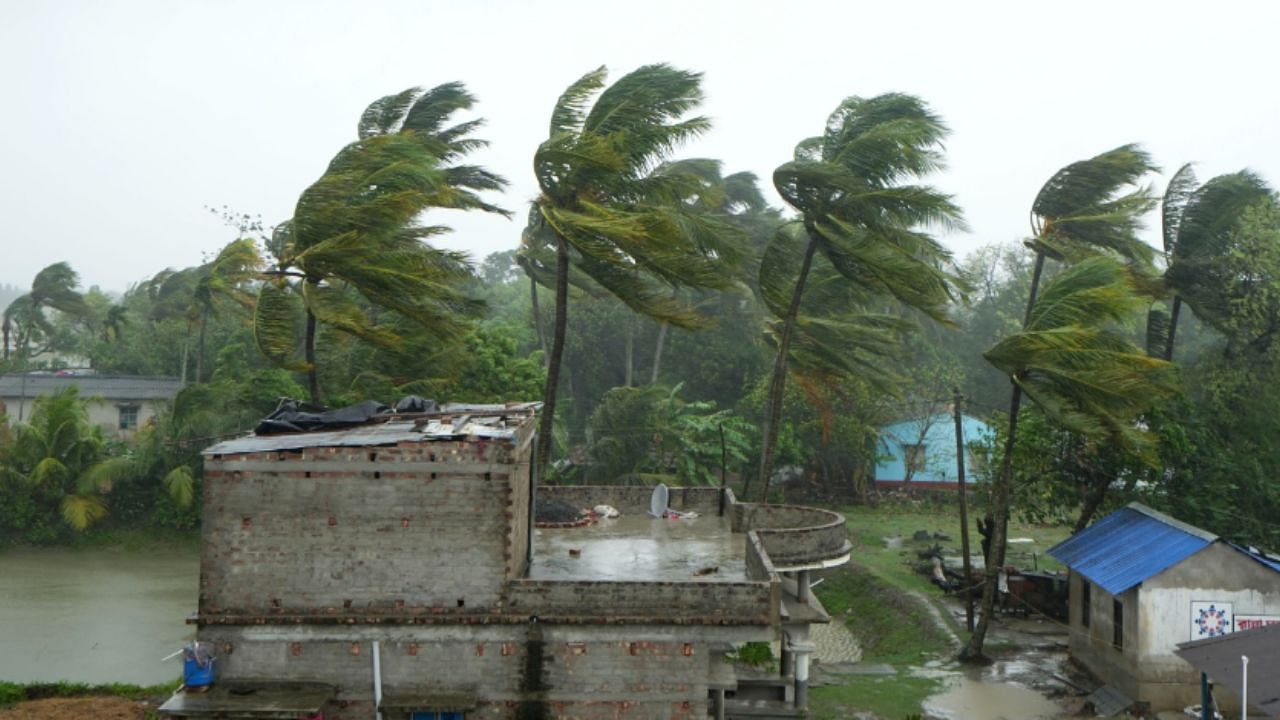 Cyclone Remal: கரையை கடந்தது ரீமல் புயல்.. மேற்கு வங்கம், வங்க தேசத்தில் பலத்த சேதம்!