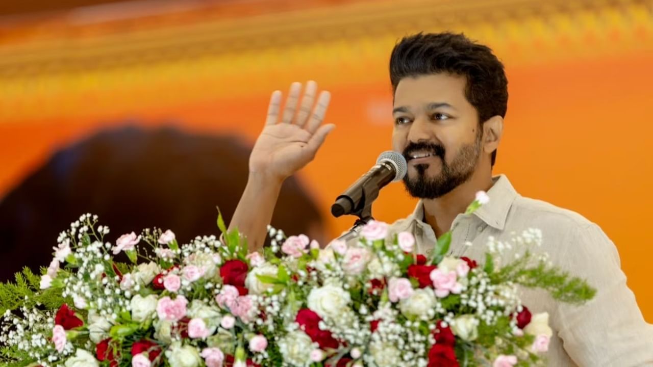 களத்தில் விஜய்.. மாணவர்களுக்கு பரிசளிக்கும் த.வெ.க தலைவர்!