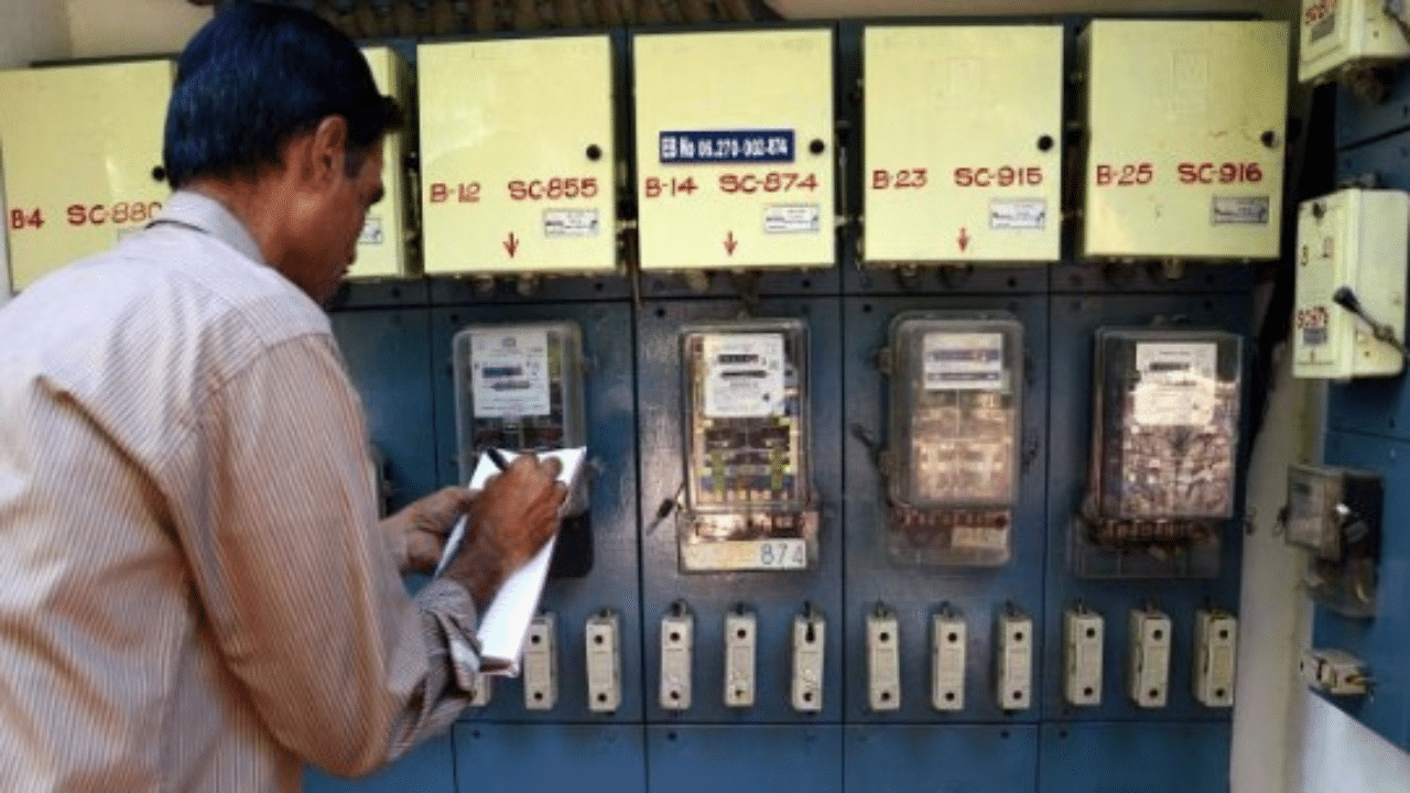 Electricity Bill: தமிழகத்தில் அடுத்த மாதம் உயரப்போகிறதா மின் கட்டணம்? பொதுமக்கள் அதிர்ச்சி..!