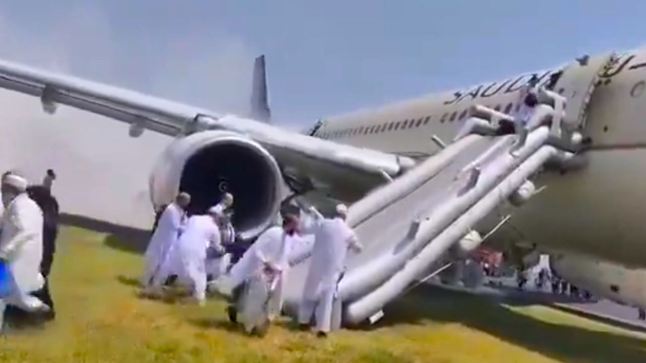 Flight Accident: 297 பயணிகள்.. திடீரென தீப்பிடித்த விமானம்.. பரபர சம்பவம்!