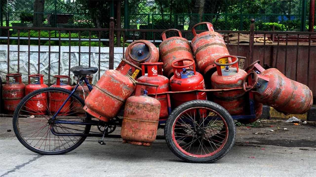 Gas Cyliner Price: குறைந்தது கேஸ் சிலிண்டர் விலை.. LPG விலை நிலவரம் இதோ!