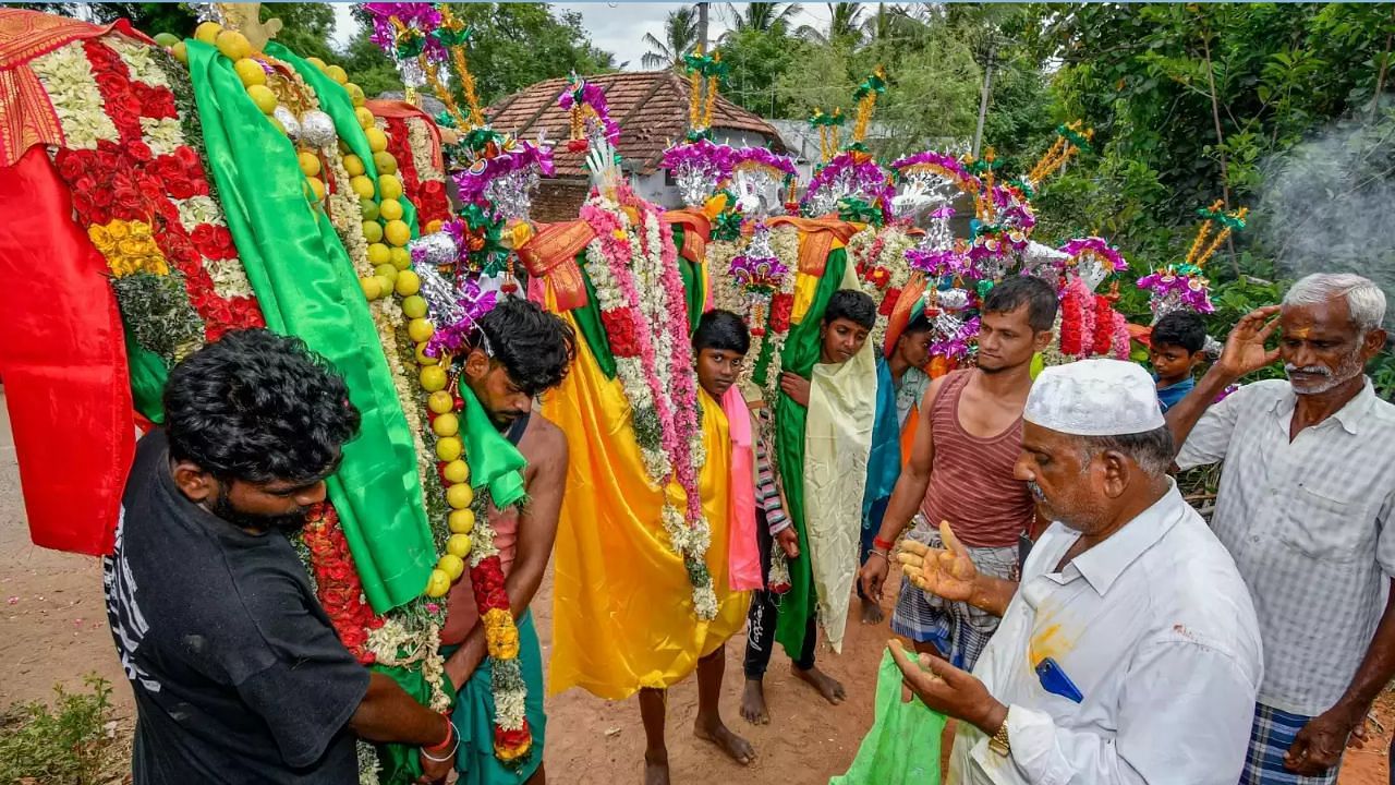 Unique Village : மொஹரம் பண்டிகையை கொண்டாடும் இந்துக்கள்.. 300 ஆண்டுகளாக பின்பற்றப்படும் பாரம்பரியம்!