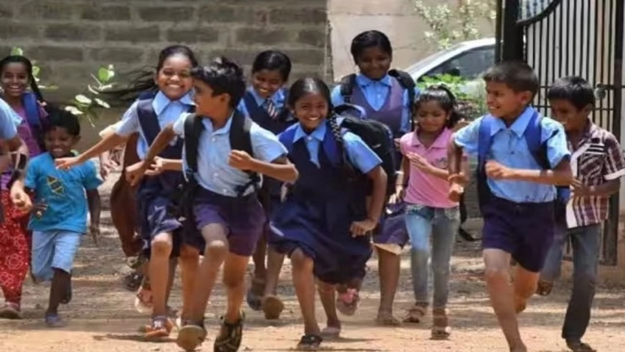 School Holiday: குட் நியூஸ் மாணவர்களே… பள்ளி, கல்லூரிகளுக்கு விடுமுறை.. எங்கெங்கு தெரியுமா?