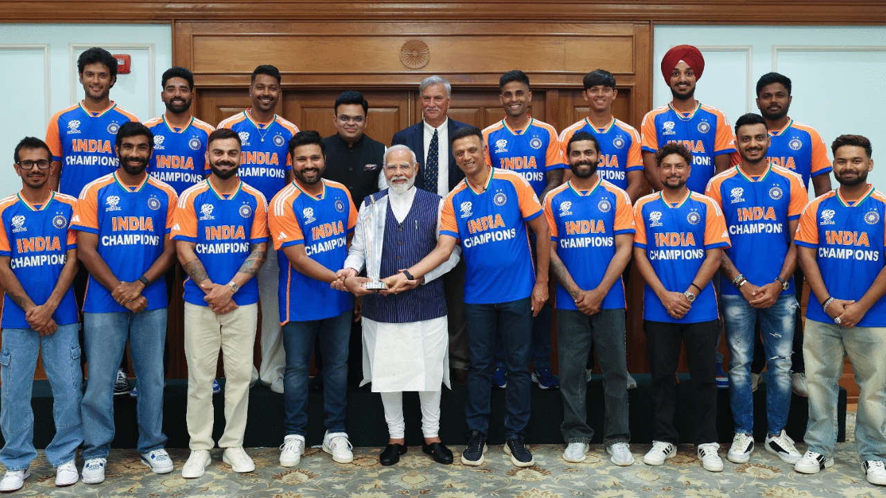 Indian Team Met Modi: பிரதமரை சந்தித்து வாழ்த்து பெற்ற இந்திய அணியினர்.. சிறப்பு விருந்திலும் பங்கேற்பு..!