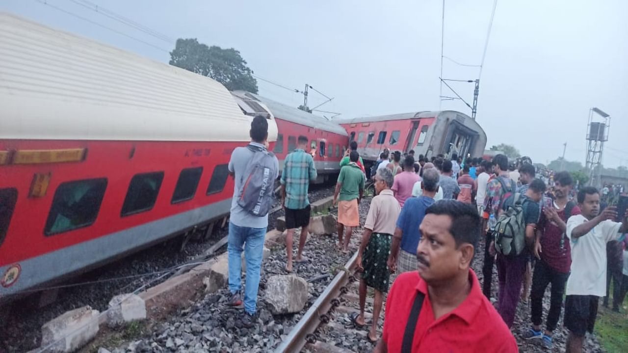 Jharkhand Train Accident: ஜார்க்கண்டில் விரைவு ரயில் தடம் புரண்டு விபத்து.. 2 பேர் உயிரிழப்பு!