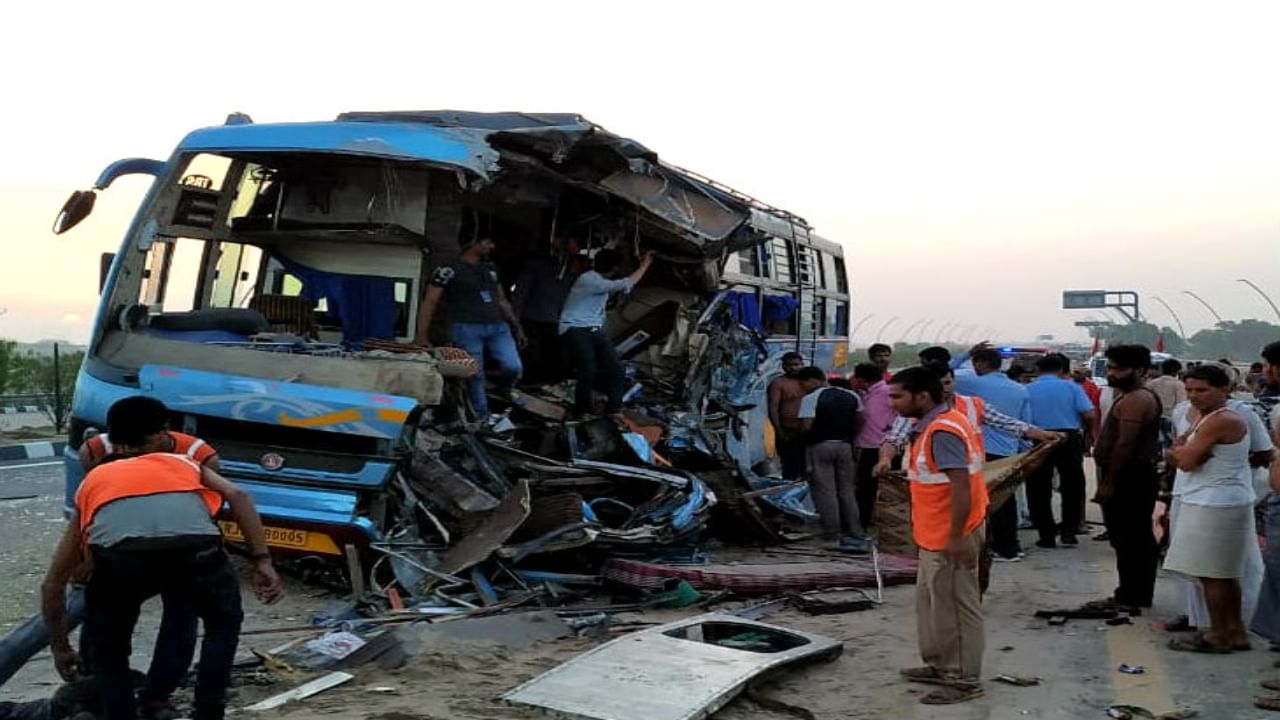 Bus Accident : நொறுங்கிய பேருந்து.. உடல் நசுங்கி 18 பேர் உயிரிழப்பு.. உத்தர பிரதேசத்தில் சோகம்!