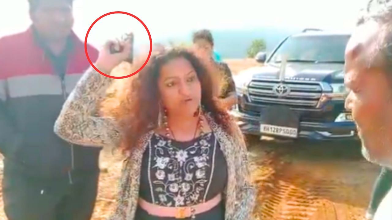 Viral Video : துப்பாக்கியுடன் பொதுமக்களை மிரட்டும் ஐஏஎஸ் அதிகாரியின் தாய்.. இணையத்தில் வைரலாகும் வீடியோ!