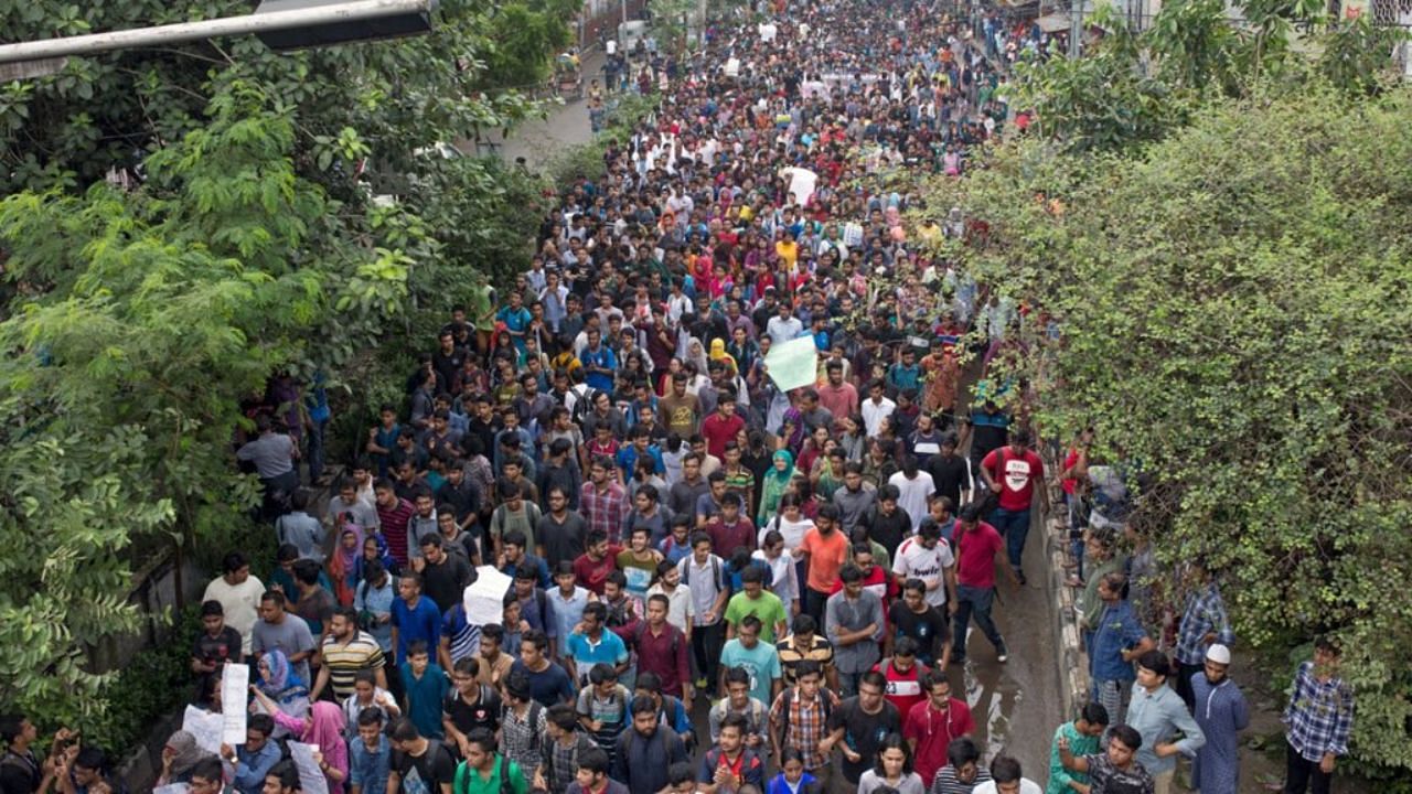 Bangladesh Protest: கலவர பூமியான வங்கதேசம்.. கண்டதும் சுட உத்தரவிட்ட அரசு..