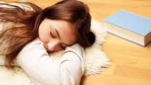 Sleeping on Floor: நீங்க தரையில படுத்து தூங்குவீங்களா? முதல்ல இத படிங்க..