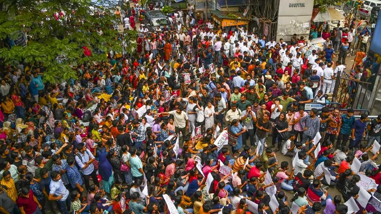 சிபிஐ-க்கு மாற்றப்பட்ட கொல்கத்தா பெண் மருத்துவர் கொலை வழக்கு.. நாடு முழுவது மருத்துவர்கள் தொடர் போராட்டம்!