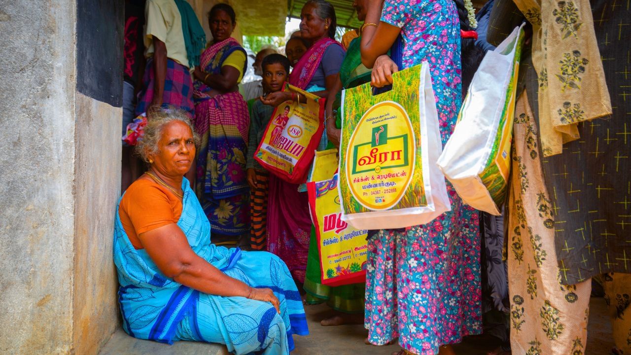 Ration Shop : இனி வங்கிக்கு செல்ல வேண்டிய தேவை இல்லை.. எல்லாமே ரேஷன் கடையில் வரப்போகுது.. அரசின் அதிரடி திட்டம்!