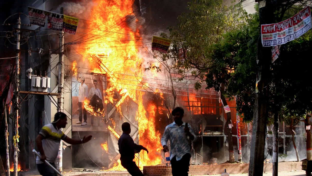 Bangladesh Riots: மீண்டும் கலவர பூமியான வங்கதேசம்.. 100 பேர் உயிரிழப்பு.. இந்தியர்களுக்கு மத்திய அரசு அலர்ட்!