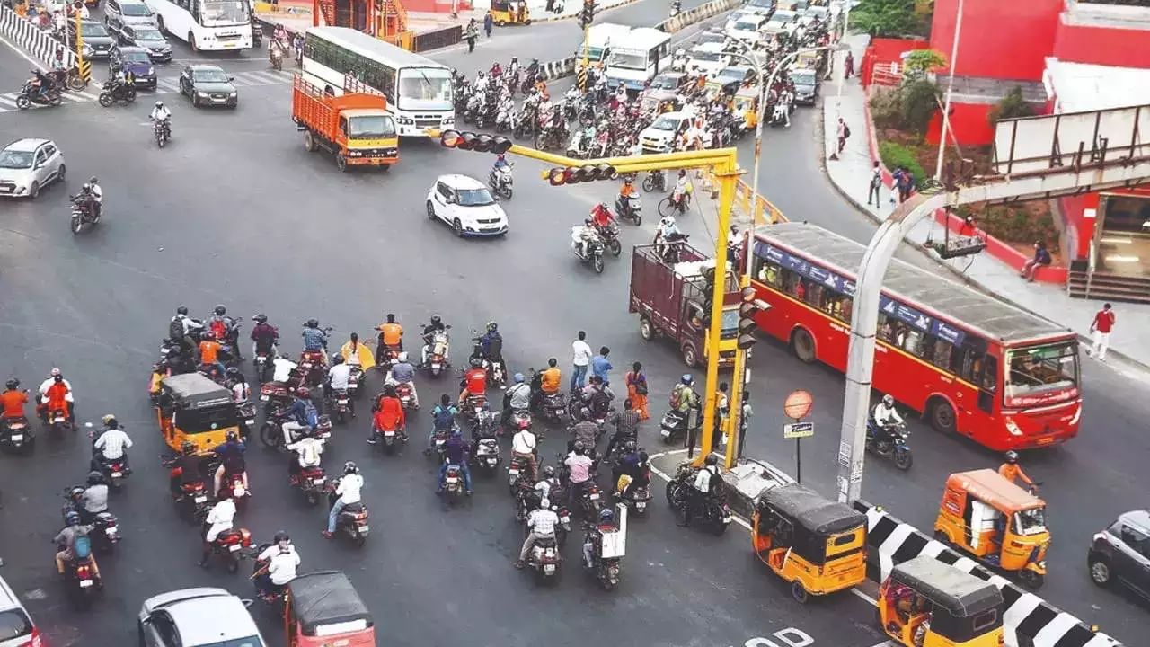 Chennai Traffic Diversion: சென்னையில் போக்குவரத்து மாற்றம்.. இந்த வழியெல்லாம் முற்றிலும் தடை.. நோட் பண்ணிக்கோங்க!