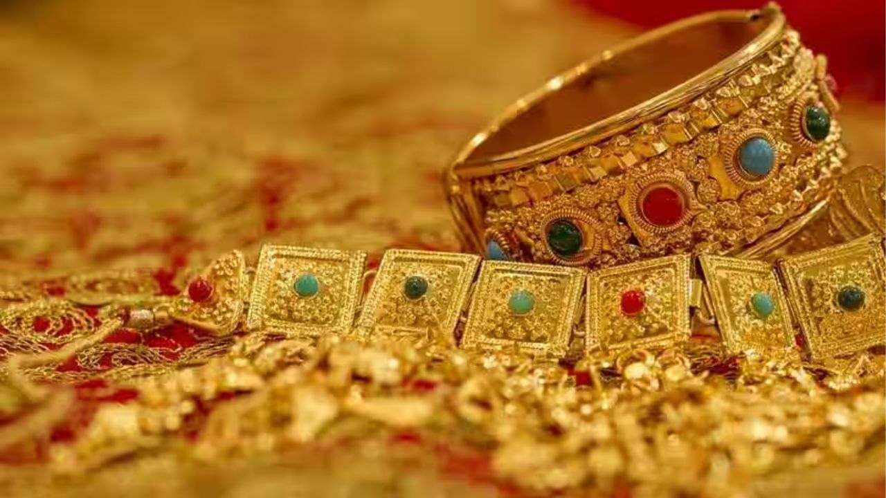 Gold Price August 09 2024 : ஜெட் வேகத்தில் உயர்ந்த தங்கம் விலை.. அதிர்ச்சியில் மக்கள்.. ஒரு சவரனுக்கு இவ்வளவா?