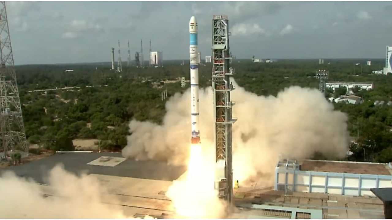 ISRO SSLV D-3: இஸ்ரோவின் அடுத்த சாதனை.. வெற்றிகரமாக விண்ணில் சீறிப்பாய்ந்த புவி கண்காணிப்பு செயற்கைக்கோள்..