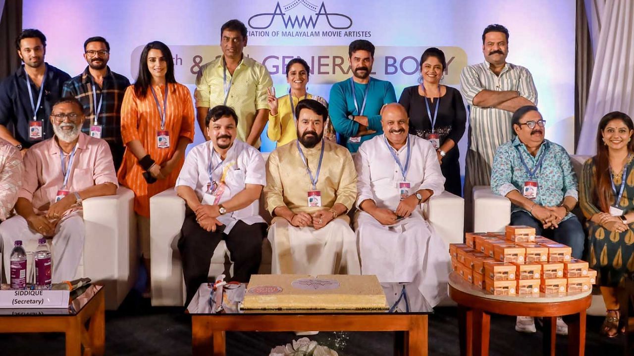 MohanLal: பாலியல் புகாரால் தொடர் நெருக்கடி.. மோகன்லால் உட்பட 17 பேர் ராஜினாமா!