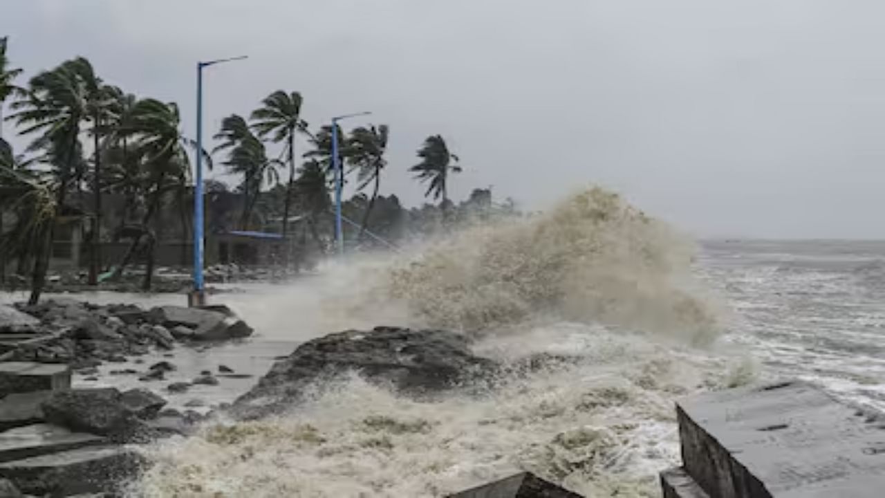 Weather Alert: நாளை உருவாகிறது குறைந்த காற்றழுத்த தாழ்வு பகுதி.. தமிழ்நாட்டில் மழை பெய்யுமா? அலர்ட் கொடுத்த வானிலை மையம்!