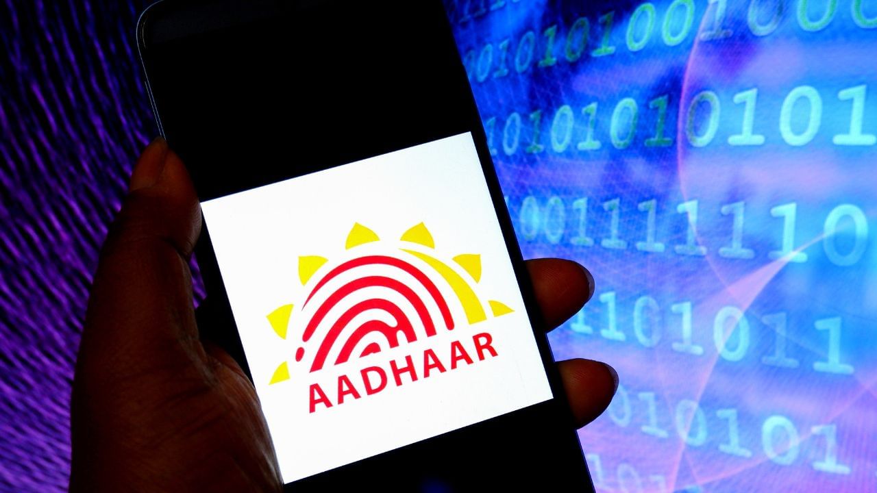 Aadhaar Card : ஆதார் கார்டில் முகவரியை மாற்ற இந்த 45 ஆவணங்களை பயன்படுத்தலாம்.. எவையெல்லாம் தெரியுமா?