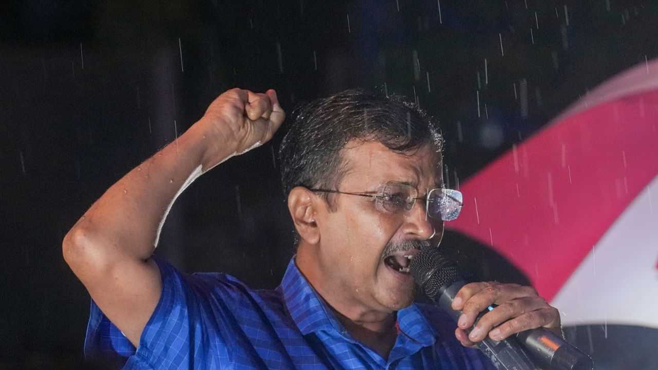 Arvind Kejriwal: கடவுள் இருக்கான் கொட்டும் மழையில் சிறையில் இருந்து வெளியே வந்த கெஜ்ரிவால் உருக்கம்!