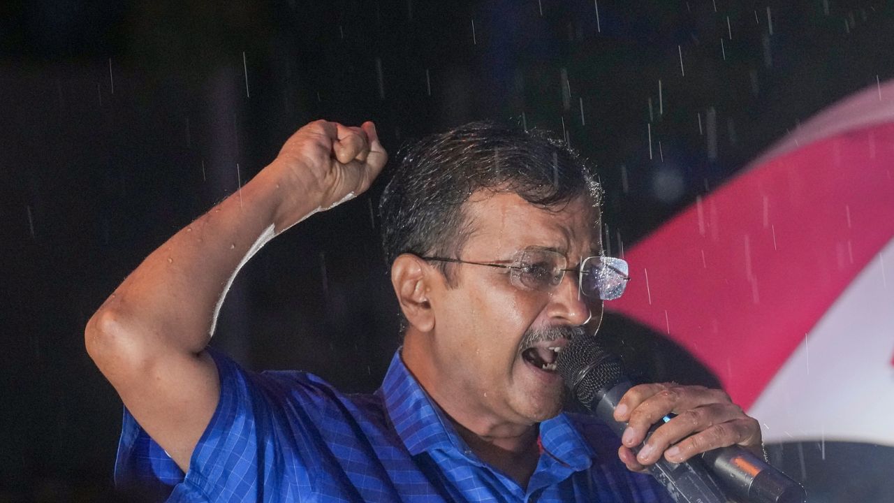 Arvind Kejriwal: “கடவுள் இருக்கான்” கொட்டும் மழையில் சிறையில் இருந்து வெளியே வந்த கெஜ்ரிவால் உருக்கம்!