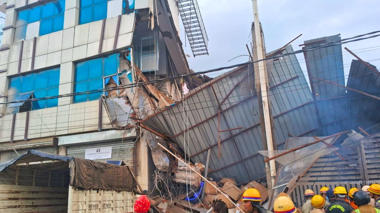 Building Collapsed : திடீரென இடிந்து விழுந்த 3 மாடி கட்டடம்.. 8 பேர் பலியான சோகம்!