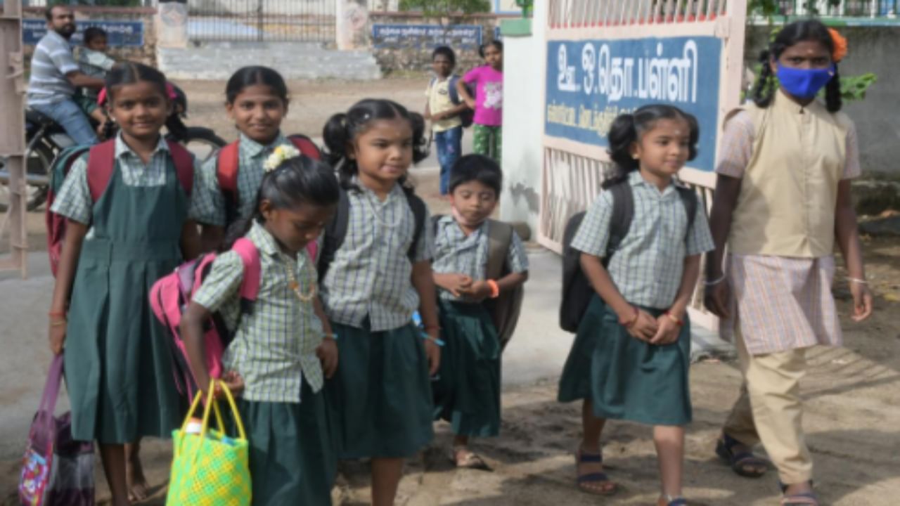 School Holiday: தமிழ்நாட்டில் பள்ளி, கல்லூரிகளுக்கு நாளை விடுமுறை.. உங்க லீவ இப்படி பிளான் பண்ணுங்க!