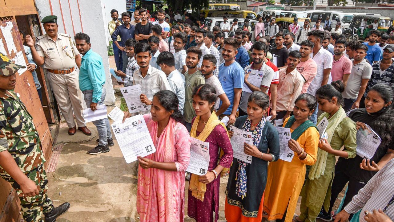 TNPSC Group 2, 2A Exam: தொடங்கியது குரூப் 2, 2ஏ தேர்வு.. 2,327 காலி பணியிடங்களுக்காக தேர்வெழுதும் 7.93 லட்சம் பேர்..