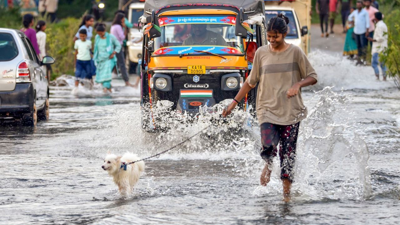 Tamilnadu Weather Alert: தென் மாவட்டங்களில் கொட்டித்தீர்க்கும் மழை.. 18 மாவட்டங்களுக்கும் கனமழை எச்சரிக்கை..