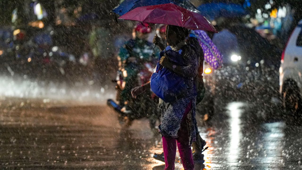 Tamilnadu Weather Alert: வெளிய போறீங்களா? காலை 10 மணி வரை 9 மாவட்டங்களில் மழைக்கு வாய்ப்பு.. கனமழை எச்சரிக்கை எங்கே?