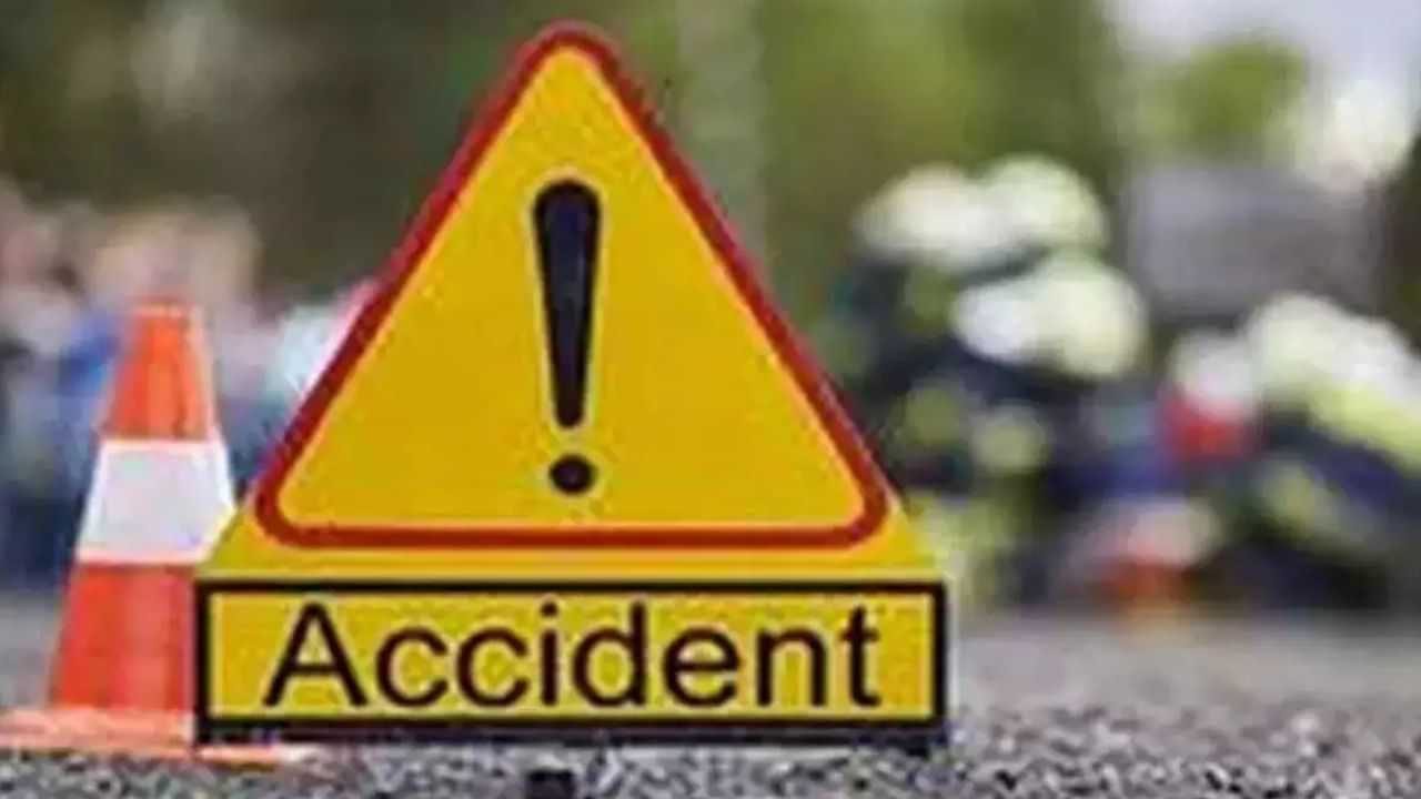 Tiruppur Road Accident: திருப்பூரில் லாரி மீது கார் மோதி விபத்து.. கல்லூரி மாணவிகள் உட்பட 3 பேர் உயிரிழப்பு..