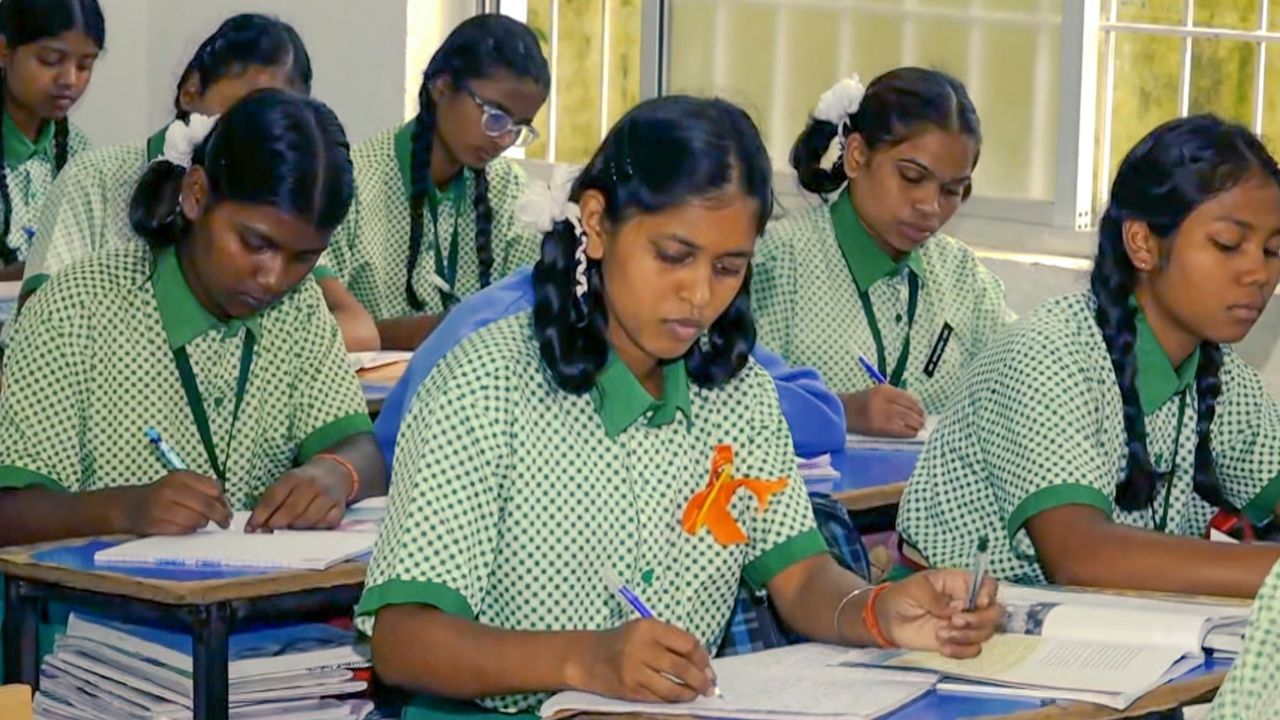 School Leave: சென்னை, செங்கல்பட்டு, காஞ்சிபுரம்.. இன்று பள்ளி, கல்லூரிகள் வழக்கம்போல் செயல்படும் – மாவட்ட ஆட்சியர்கள் அறிவிப்பு..