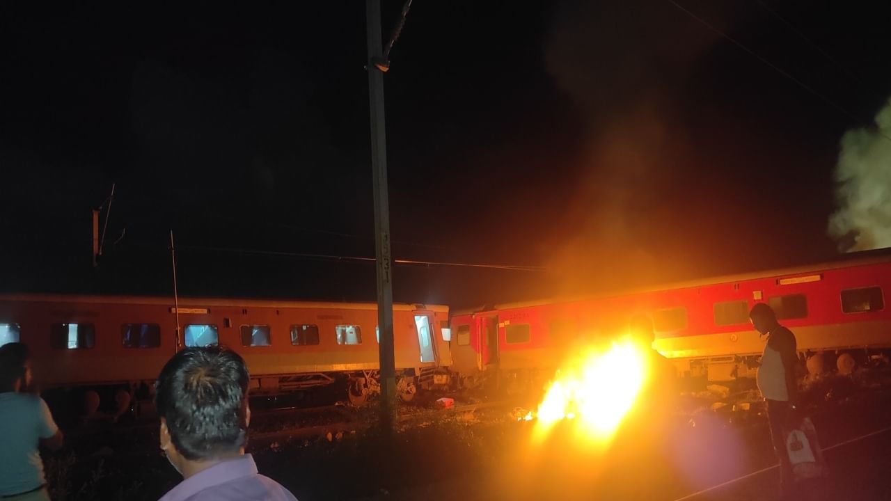 Tiruvallur Train Accident: சரக்கு ரயில்  மீது மோதிய எக்ஸ்பிரஸ் ரயில்.. தடம் புரண்ட பெட்டிகள்.. திருவள்ளூரில் பரபரப்பு!