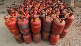 Gas Cylinder Price : அதிரடியாக உயர்ந்த கேஸ் சிலிண்டர் விலை.. எவ்வளவு தெரியுமா?