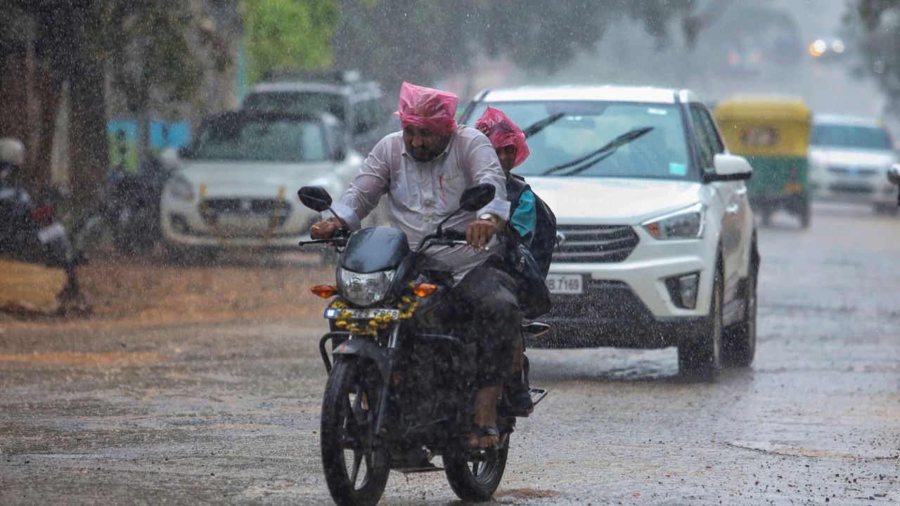 இந்த சூழலில், வங்கக்கடலில் நாளை காற்றழுத்த தாழ்வுப்பகுதி உருவாகக் கூடும் என்று வானிலை மையம் கணித்துள்ளது. அதன்படி, குமரிக்கடல் மற்றும் அதனை ஒட்டிய பகுதிகளின் மேல் ஒரு வளிமண்டல கீழடுக்கு சுழற்சி நிலவுகிறது. அதோடு, தெற்கு அந்தமான் மற்றும் அதனை ஒட்டிய பகுதிகளில் நேற்று  வளிமண்டல மேலடுக்கு சுழற்சி உருவாகியது. இதன் காரணமாக, வரும் 23ஆம் தேதி (நாளை) தென்கிழக்கு வங்கக்கடல் பகுதிகளில் ஒரு காற்றழுத்த தாழ்வு பகுதி உருவாகக்கூடும்  என்று வானிலை மையம் கணித்துள்ளது. 