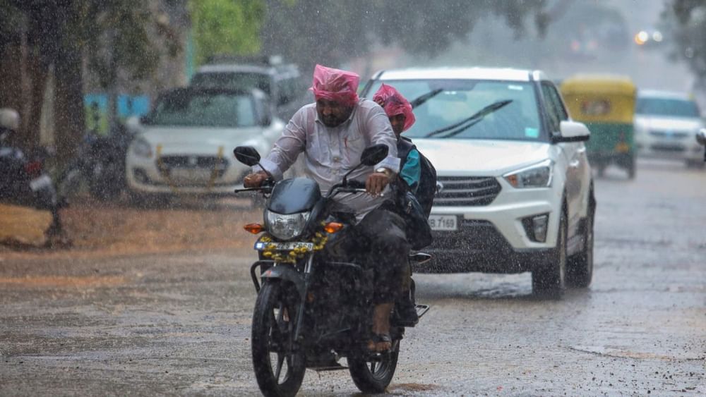 இதனால் டெல்டா மாவட்டங்களில் மிக கனமழை பெய்ய வாய்ப்புள்ளது என்று வானிலை மையம் கணித்துள்ளது. இதன் தாக்கம் இன்று காலை முதலே டெல்டா மாவட்டங்களில் மழை வெளுத்து வாங்கி வருகிறது.  இன்று மயிலாடுதுறை, நாகப்பட்டினம், திருவாரூர் மாவட்டங்கள் மற்றும் காரைக்கால்  பகுதிகளில் ஓரிரு இடங்களில் அதி கனமழையும், நாளை கடலூர், மயிலாடுதுறை மாவட்டங்கள் மற்றும் காரைக்கால்  மிக கனமழையும் பெய்யும் என்று தெரிவித்துள்ளது. அதேபோல, 28ஆம் தேதி முதல் சென்னைக்கு ஆரஞ்சு அலர்ட் விடுக்கப்பட்டுள்ளது.