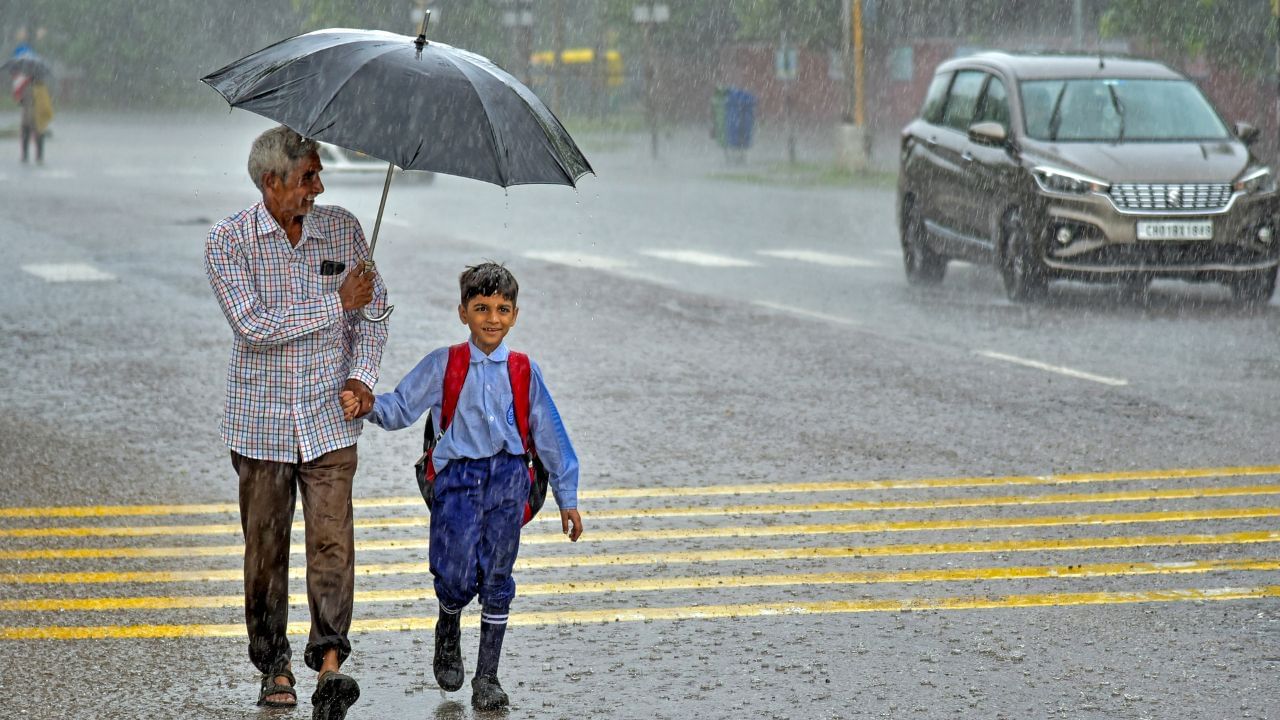 School Leave: கனமழை எதிரொலி.. சென்னையில் இன்று பள்ளிகளுக்கு விடுமுறை..