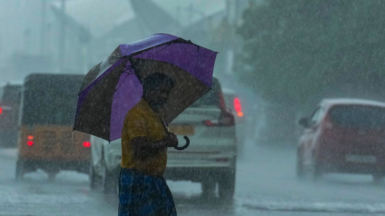 தென்மேற்கு வங்கக் கடலில் நிலைக் கொண்டிருந்த ஆழ்ந்த காற்றழுத்த தாழ்வு மண்டலம்  அடுத்த 3 மணி  நரத்தில் புயலாக வலுப்பெறும் என்று வானிலை  மைய தென் மண்டல இயக்குநர் பாலச்சந்திரன் கூறியுள்ளார். நேற்று (28-11-2024) தென்மேற்கு வங்கக்கடல் பகுதிகளில் நிலவிய ஆழ்ந்த காற்றழுத்த தாழ்வு  மண்டலம், வடக்கு-வடமேற்கு திசையில் நகர்ந்து, இன்று (29-11-2024) காலை 0830 மணி அளவில் அதே பகுதிகளில் ஆழ்ந்த காற்றழுத்த தாழ்வு  மண்டலமாக, நாகபட்டினத்திலிருந்து சுமார் கிழக்கே 300 கிலோ மீட்டர் தொலைவிலும், புதுவையிலிருந்து கிழக்கு-தென்கிழக்கே 340 கிலோ மீட்டர் தொலைவிலும், சென்னையிலிருந்து தென்கிழக்கே 380 கிலோ மீட்டர் தொலைவிலும் நிலை கொண்டுள்ளது.