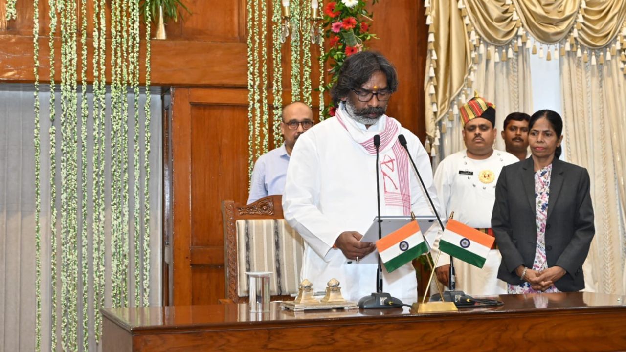 Jharkhand CM Oath Ceremony: ஜார்க்கண்ட் மாநிலத்தின் 14 வது முதல்வர்.. பதவியேற்றார் ஹேமந்த் சோரன்..