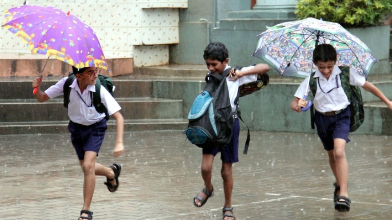 School Leave: கனமழை எதிரொலி.. நாகையில் நாளை பள்ளி, கல்லூரிகள் விடுமுறை!