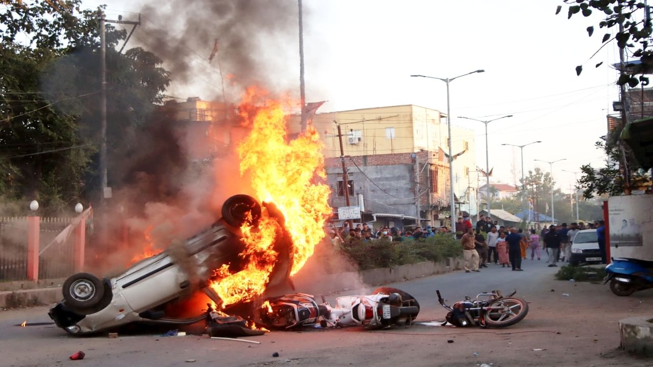 Manipur Violence : கலவர பூமியான மணிப்பூர்.. அமைச்சர்கள், எம்எல்ஏக்கள் வீடுகள் சூறை... ஊரடங்கு அமல்!