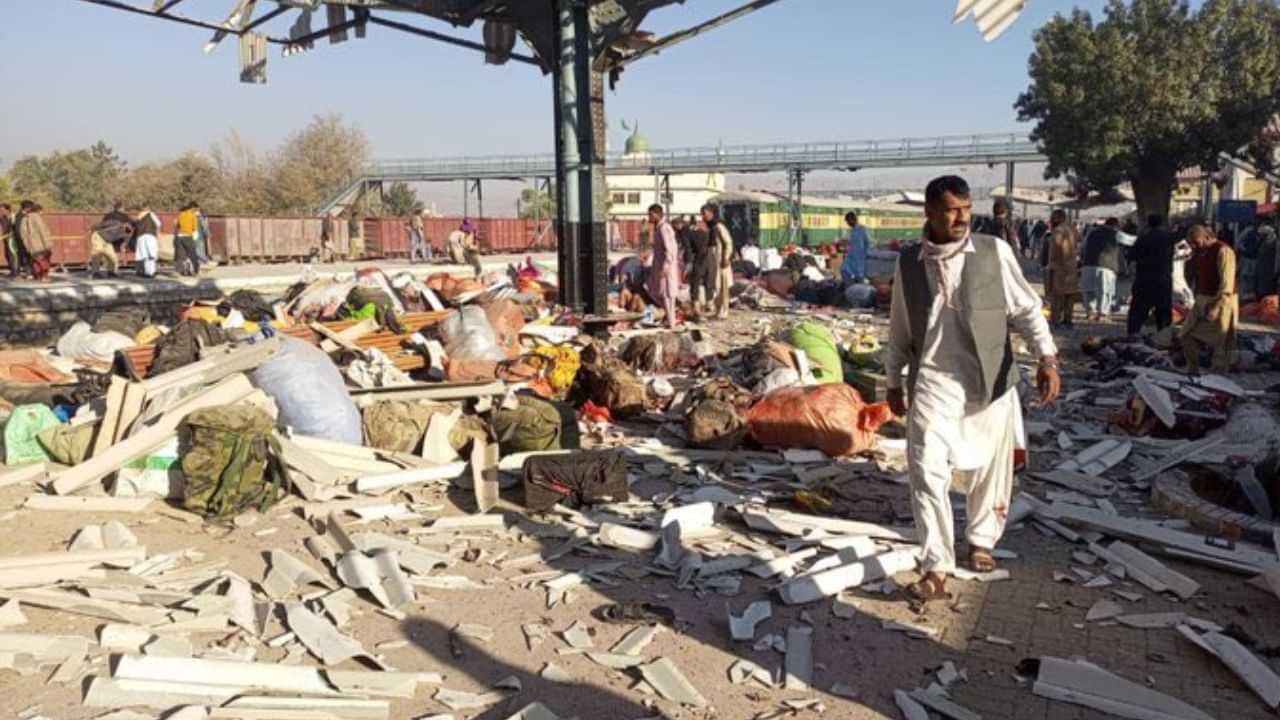 Pakistan Bomb Blast: பாகிஸ்தான் -குவெட்டா ரயில்  நிலையத்தில் பயங்கர குண்டுவெடிப்பு.. 20 பேர் உயிரிழந்த சோகம்..