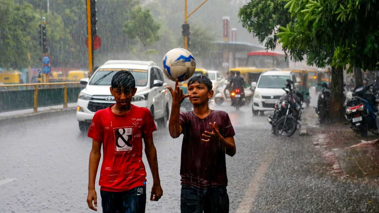 Tamilnadu Weather Alert: தென் மாவட்டங்களில் கொட்டித்தீர்க்கும் மழை.. இன்று 10 மாவட்டங்களுக்கு கனமழை எச்சரிக்கை.. எங்கே?