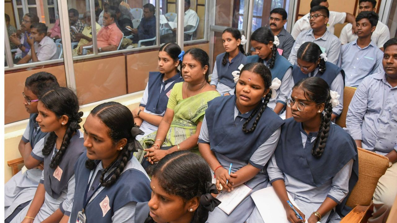 இன்று பள்ளி, கல்லூரிகள் வழக்கம்போல் செயல்படும்.. அரசு அறிவிப்பு..