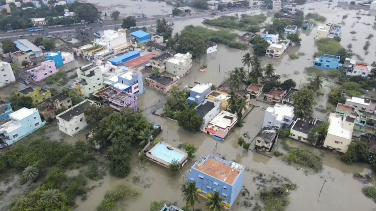 Cuddalore: தென்பெண்ணை வெள்ளத்தில் மிதந்த கிராமங்கள்.. தண்ணீர் தேசமாக மாறிய கடலூர்!