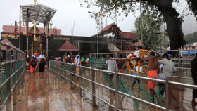 Sabarimala: சபரிமலையில் வெள்ளம்.. பக்தர்கள் பம்பை ஆற்றில் இறங்க தடை..