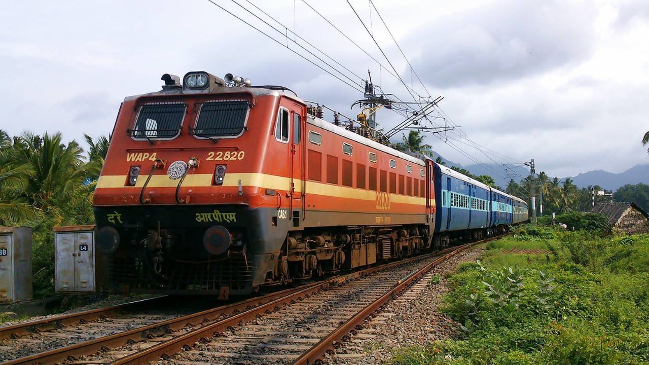 Train Service: வெள்ளத்தில் மிதக்கும் விழுப்புரம்.. தென்மாவட்ட ரயில்கள் ரத்து, பாதி வழியில் நிறுத்தம்!