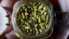 Cardamom Benefits: தூங்க செல்லும்முன் தினமும் 2 ஏலக்காய்.. தலை முதல் கால் வரை உள்ள பிரச்சனை நீங்கும்!